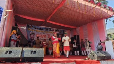 राजगढ़ी: बड़कोट के गंगनानी में आयोजित कुंड की जातर मेले में दूसरे दिन स्थानीय कलाकारों की धूम रही