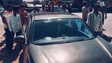 झालरापाटन: झालरापाटन के माधोपुर पुलिया के पास वेन और कार की भिड़ंत, हादसे में वेन में सवार महिला और बच्चे सहित तीन लोग चोटिल