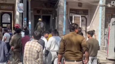 प्रीत विहार: खिचड़ीपुर में डेकोरेशन कंपनी के गोदाम में भीषण आग, दमकल ने पाया काबू