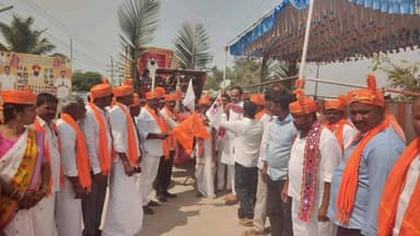 ಸಿಂಧನೂರು: ಪಟ್ಟಣದ ಗಂಗಾ ನಗರದ ಸಂತ ಸೇವಾಲಾಲ ವೃತ್ತದ ಬಳಿ ಸಂತ ಸೇವಾಲಾಲ್ ಮೆರವಣಿಗೆ ಎಂಎಲ್ಸಿ ಬಸನಗೌಡ ಬಾದರ್ಲಿ ಚಾಲನೆ