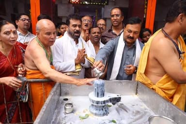 ಹುಬ್ಬಳ್ಳಿ ನಗರ: ಮಹಾಶಿವರಾತ್ರಿಯ ನಿಮಿತ್ಯ ನಗರದಲ್ಲಿ ಈಶ್ವರ ದೇವಸ್ಥಾನದಲ್ಲಿ ವಿಶೇಷ ಪೂಜೆ ಹಾಗೂ ರುದ್ರಾಭಿಷೇಕವನ್ನು ನೆರವೇರಿಸಿದ ಶಾಸಕ ಮಹೇಶ ತೆಂಗಿನಕಾಯಿ