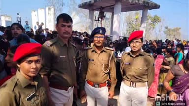 बांके बाज़ार: महाशिवरात्रि पर बाँके धाम मनकामना महादेव मंदिर में उमड़ी श्रद्धालुओं की भीड़, थानाध्यक्ष ने लिया जायजा