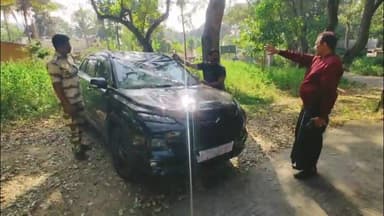 ദേവികുളം: മറയൂർ മൂന്നാർ റോഡിൽ എട്ടാംമൈലിൽ കാട്ടുകൊമ്പൻ പടയപ്പയുടെ ആക്രമണത്തിൽ വിനോദ സഞ്ചാരികളുടെ വാഹനങ്ങൾ തകർന്നു