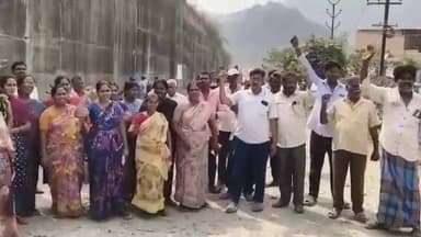 కొండపల్లి ప్రాంతంలో స్థానిక ప్రజలు రోడ్డుపై ఆందోళన