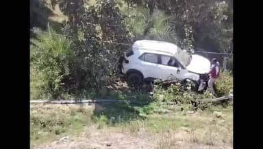 महाराजपुर: गढ़ीमलहरा-लुगासी मार्ग पर पुल से नीचे गिरी कार, कोई जनहानि नहीं