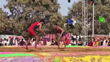 इस्लामनगर अलीगंज: एसकेएस मेमोरियल स्टेडियम में 'माटी का बाल दंगल' में पहलवानों ने दिखाया दम
