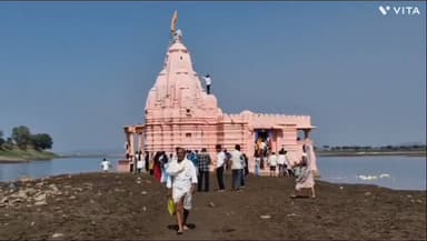 आबापुरा: खांदू गांव में माही में जलमग्न चारणेश्वर महादेव मंदिर पर महाशिवरात्रि पर श्रद्धालुओं ने पानी पार कर पहुंचा मंदिर