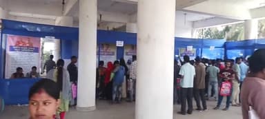 মিনাখাঁ: বামনপুকুর বহুমুখী ঘূর্ণিঝড় আশ্রয় কেন্দ্রে যুব সাথী ফর্ম ফিলাপের জন্য উপচে পড়ল আবেদনকারীদের ভিড়