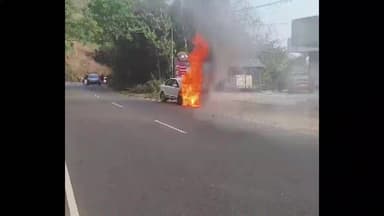 പീരുമേട്: ദേശീയ പാതയിൽ കുട്ടിക്കാനം ഐഎച്ച്ആർഡി കോളേജിന് സമീപം ഒടിക്കൊണ്ടിരുന്ന കാറിന് തീപിടിച്ചു