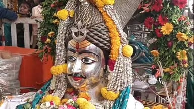 धरमपुरी: नर्मदा तट पर उमड़ा भक्तों का सैलाब, नाव से श्री बिल्वामृतेश्वर महादेव के दर्शन किए