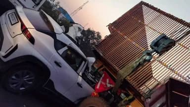 मोहोळ: मोहोळ येथील ब्रिजजवळ कारची उसाच्या ट्रॉलीला धडक, पाच जण जखमी