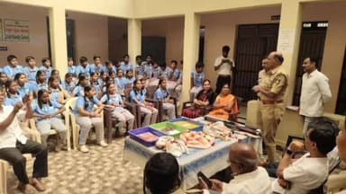 ಅರಸೀಕೆರೆ: ಪಟ್ಟಣದ ರೋಟರಿ ಪ್ರೌಢಶಾಲೆಯ ವಿದ್ಯಾರ್ಥಿಗಳಿಗೆ ಪೊಲೀಸ್ ಇಲಾಖೆಯ ಕಾರ್ಯವೈಖರಿ ಪರಿಚಯಿಸುವ ತೆರೆದ ಮನೆ ಕಾರ್ಯಕ್ರಮ