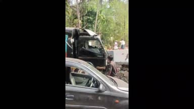 തൊടുപുഴ: മുട്ടം ഈരാറ്റുപേട്ട റോഡിൽ നിയന്ത്രണം നഷ്ടപ്പെട്ട ലോറി മറിഞ്ഞ് അപകടം