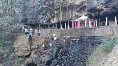 बजाग: शिवनार गुफा में महाशिवरात्रि पर उमड़ी श्रद्धालुओं की भीड़, मड़ई मेला में हुए शामिल