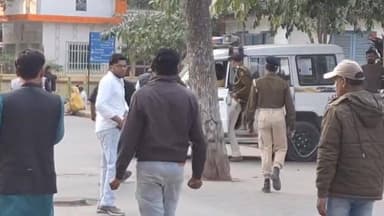 #लापरवाही गरीब को हथकड़ी लगाकर रस्सी बांधकर, अमीर को खुलेआम छोड़ दो खुद जेल चला जायेगा। पूर्णियां के सदर थाना पुलिस द्वारा...