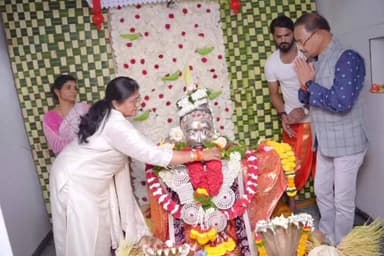 ನಿಪ್ಪಾಣಿ: ನಗರದಲ್ಲಿ ಮಹಾದೇವ ದೇವಸ್ಥಾನಕ್ಕೆ ಬೇಟಿ ನೀಡಿದ ಶಶಿಕಲಾ ಜೊಲ್ಲೆ