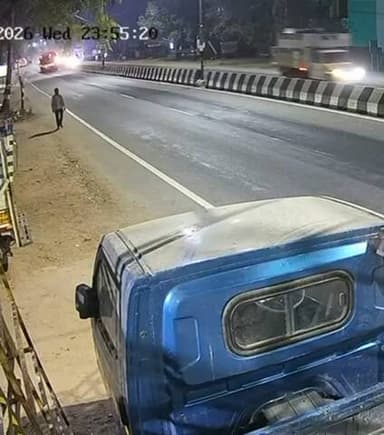 காட்பாடி: செங்குட்டை பகுதியில் தவெக நிர்வாகியின் கடையின் பூட்டை உடைத்து பணத்தை திருடி செல்லும் சிசிடிவி காட்சி வெளியாகி பரபரப்பு