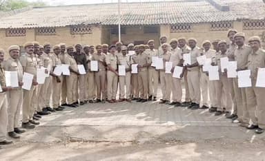 ಹುಣಸಗಿ: ಗಣೇಶ,ಈದ್ ಮಿಲಾದ್ ಹಬ್ಬದಲ್ಲಿ ಕರ್ತವ್ಯ ನಿರ್ವಹಿಸಿದ ಗೃಹ ರಕ್ಷಕ ಸಿಬ್ಬಂದಿಗೆ ಪ್ರಶಂಸನ ಪತ್ರ ವಿತರಣೆ