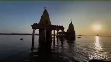 अरथूना: अरथूना में आठ माह पानी में जलमग्न संगमेश्वर महादेव मंदिर में महाशिवरात्रि के अवसर पर श्रद्धालु पहुंचे नाव से