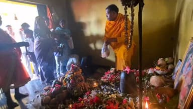 माकड़ी: महा शिवरात्रि पर्व पर सोनाबेडा के घुमर नदी किनारे स्थित शिवमंदिर में लगा मेला, भक्तों की उमड़ी भीड़