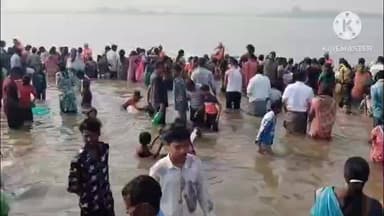 జన్నారం: జనసంద్రమైన గోదావరి తీరం, ఉదయం నుండే మొదలైన భక్తుల పుణ్య స్నానాలు.