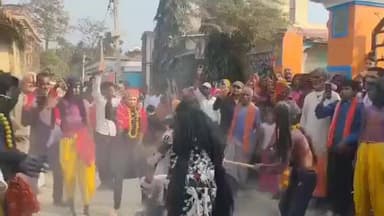 बथनाहा: भुवनेश्वर महादेव मंदिर से निकली भव्य बारात, जलाभिषेक के लिए उमड़ी श्रद्धालुओं की भारी भीड़