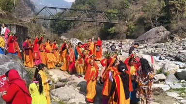 कपकोट: महाशिवरात्रि पर्व पर तप्तकुँड महादेव मंदिर कपकोट में भारी संख्या में उमड़ी श्रद्धालुओं की भीड़ जलाभिषेक के लिए