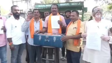 ಮಂಡ್ಯ: ನಗರದಲ್ಲಿ ಬಿಜೆಪಿ ಕಾರ್ಯಕರ್ತರು ಕಾಂಗ್ರೆಸ್ ಸರ್ಕಾರದ ವಿರುದ್ಧ ಖಾಲಿ ಟ್ರಂಕ್ ಪ್ರದರ್ಶಿಸಿ ವ್ಯಂಗ್ಯ