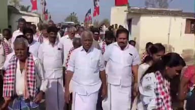 சூளகிரி: கொத்தக்கோட்டாவில் பழுதடைந்த சாலையை சீரமைக்க 71 லட்சம் ரூபாய் மதிப்பீட்டிலான பணிகளை துவக்கி வைத்த கே.பி.முனுசாமி