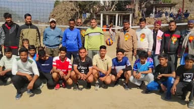 कांडा: नव युवक मंगल दल के तत्वावधान में रावतसेरा में आयोजित वालीबॉल प्रतियोगिता का आगाज, बीडीसी रवि रावत ने की दो लाख की घोषणा