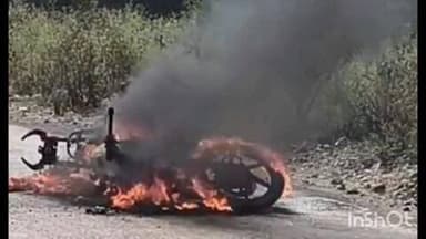 वरोरा: मार्डा रोडवर कुणबी भवनजवळ दुचाकीने घेतला पेट : सुदैवाने जीवितहानी टळली