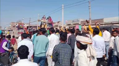 खरौंधी: खरौंधी में शिवरात्रि महापर्व श्रद्धा-भक्ति के साथ मनाया गया, शिव-पार्वती विवाह की भव्य झांकी निकली