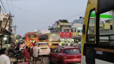 திருவாடனை: மகா சிவராத்திரியை முன்னிட்டு நான்கு ரோடு சந்திப்பில் கடும் போக்குவரத்து பாதிப்பு