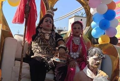 अतर्रा: महाशिवरात्रि पर उमड़ा आस्था का जनसैलाब, पुलिस सुरक्षा में शांतिपूर्ण निकली शिव बारात