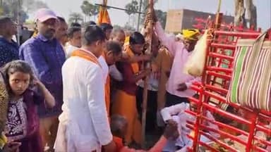 ठाकुरगंगटी: ठाकुर गंगटी प्रखंड के बिहारी ग्राम मैदान में यज्ञ को लेकर शोभायात्रा के बाद हुआ ध्वजारोहण