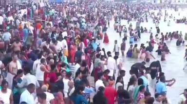 இராமேஸ்வரம்: மகா சிவராத்திரியை ஒட்டி அக்னி தீர்த்த கடற்கரையில் குவிந்த பக்தர்கள்