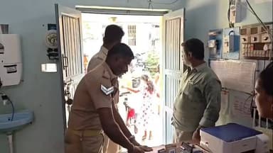 திருக்கோயிலூர்: திருக்கோவிலூரில் உள்ள நூலகத்திற்குள் புகுந்த பாம்பை லாபகமாக மீட்ட தீயணைப்பு துறையினர்