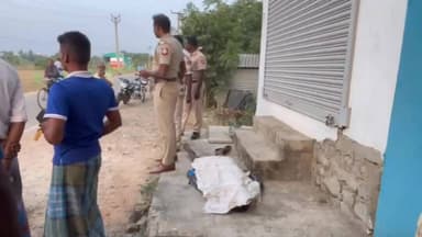 புதியம்புத்தூரில் சாலையோர பள்ளத்தில் இறந்த நிலையில் ஆண் சடலம் மீட்பு - புதியம்புத்தூர் போலீசார் விசாரணை