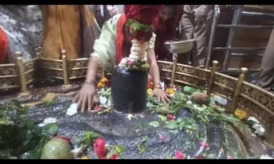 खुलताबाद: ‘हर हर महादेव’च्या गजरात श्री घृष्णेश्वर मंदिर परिसर दुमदुमला; महाशिवरात्रीला भाविकांची मोठी गर्दी