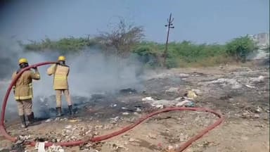 ஆம்பூர்: துத்திப்பட்டு பகுதியில் தனியார் காலனி தொழிற்சாலைக்கு அருகே தோல்கழிவு பொருட்கள் தீப்பிடித்து எரிந்ததால் பரபரப்பு தீயை அணைத்த தீயணைப்பு துறையினர்