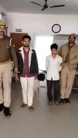 नरवल: महाराजपुर थाना क्षेत्र के अंतर्गत दुकान में दुकानदार ने रंगे हाथ चोरी करते हुए 2 कर्मचारियों को पकड़ा