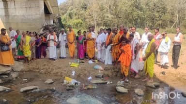 ಯಲ್ಲಾಪುರ: ಹೊಳೆ ಹುಲಿಯಪ್ಪ ಬಳಿ ಬೇಡ್ತಿ ನದಿಗೆ ಪೂಜೆ