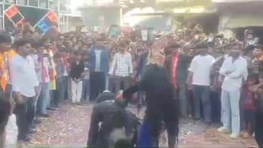 राजाखेड़ा: राजाखेड़ा में महाशिवरात्रि पर भव्य महाकाल शोभायात्रा निकली, शिव बारात में श्रद्धालुओं ने किया नृत्य और पुष्प वर्षा से स्वागत