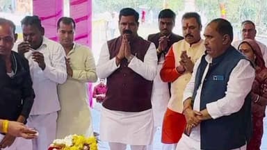 बागली: विधायक मुरली भंवरा ने परिवार संग कर्णेश्वर महादेव मंदिर में भगवान की पूजा-अर्चना की