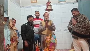 गोरौल: महाशिवरात्रि पर गोरौल चौक के शिव मंदिर में पुजारी अखिलेश गिरी ने किया भोलेनाथ का महाश्रृंगार व आरती