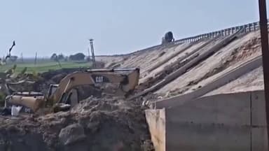 अथमलगोला: करजान गांव के पास फोरलेन की हालत खराब, मिट्टी रोकने के लिए जेसीबी से कवायद शुरू