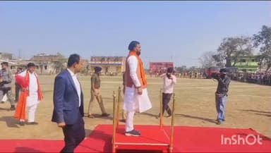 परैया: अशोक उच्च विद्यालय के खेल मैदान में डिप्टी सीएम का हेलिकॉप्टर देखने जुटी भीड़, जवानों ने दिया गार्ड ऑफ ऑनर