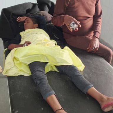 सतगावां: सतगावां थाना क्षेत्र के खूँटा चौक के पास दो बाइकों की टक्कर, बच्ची समेत तीन घायल