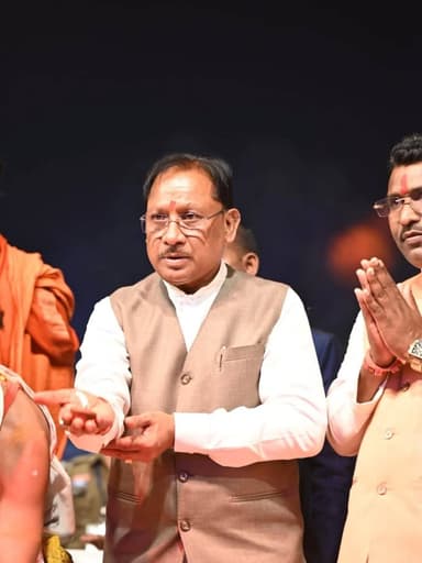 राजिम कुंभ कल्प 2026 के अंतर्गत महानदी मैया की भव्य महाआरती में माननीय मुख्यमंत्री श्री विष्णु देव साय जी ने विधि-विधान ...