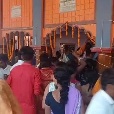 जंदाहा: जान्दाहा के पानापुर बटेशवरनाथ धाम में महाशिवरात्रि पर जलाभिषेक के लिए उमड़ा श्रद्धालुओं का जनसैलाब